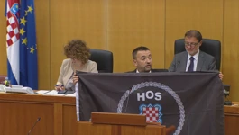 Marijan Pavliček u Saboru rastegnuo HOS-ovu zastavu