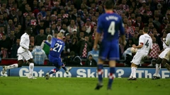 Mladen Petrić postiže gol Englezima za 3:2