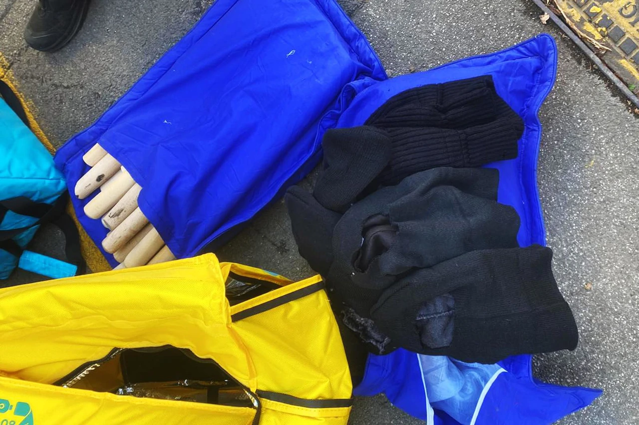 Policija u automobilu pronašla molotovljeve koktele i palice