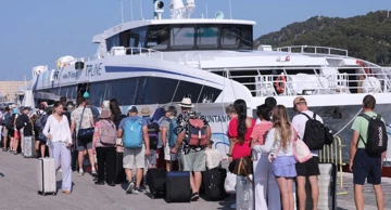 Splitska gradska luka puna putnika