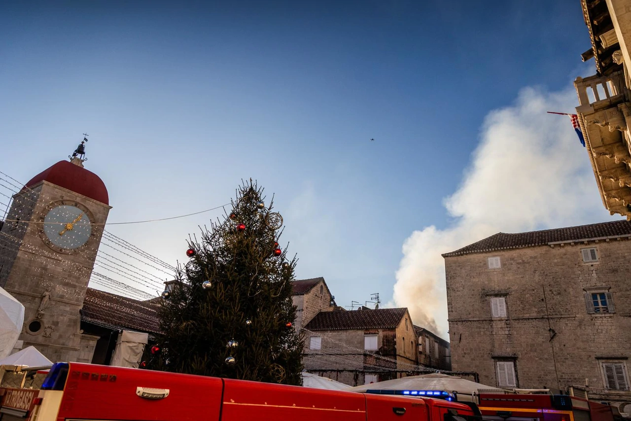  U staroj jezgri Trogira izbio požar , Foto: Zvonimir Barišin/Pixsell