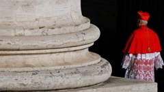 Pripadnik svećenstva uoči sprovoda pape Franje , Foto: Kai Pfaffenbach/REUTERS