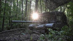 Pripadnci 141. mehanizirane brigade s tenkom M-84 kojeg je donirala Hrvatska