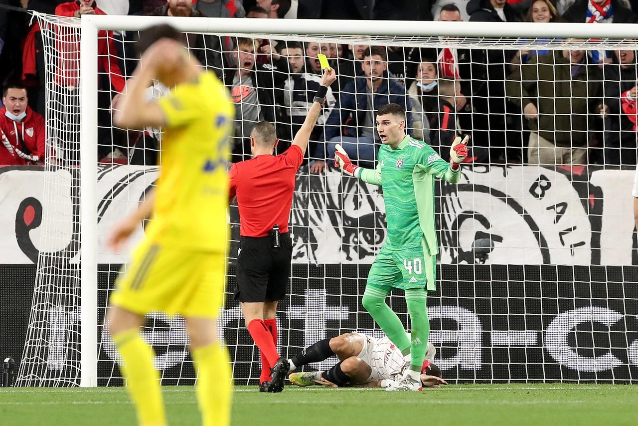 Žuti karton za Livakovića, Foto: Goran Stanzl/PIXSELL