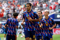 Španjolci Rodri i Dani Olmo tijekom zagrijavanja prije utakmice , Foto: Kai Pfaffenbach/REUTERS