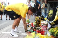 Igrač AEK-a polaže cvijeće za ubijenog navijača, Foto: Stelios Stefanou/Eurokinissi via REUTERS