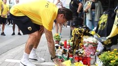 Igrač AEK-a polaže cvijeće za ubijenog navijača