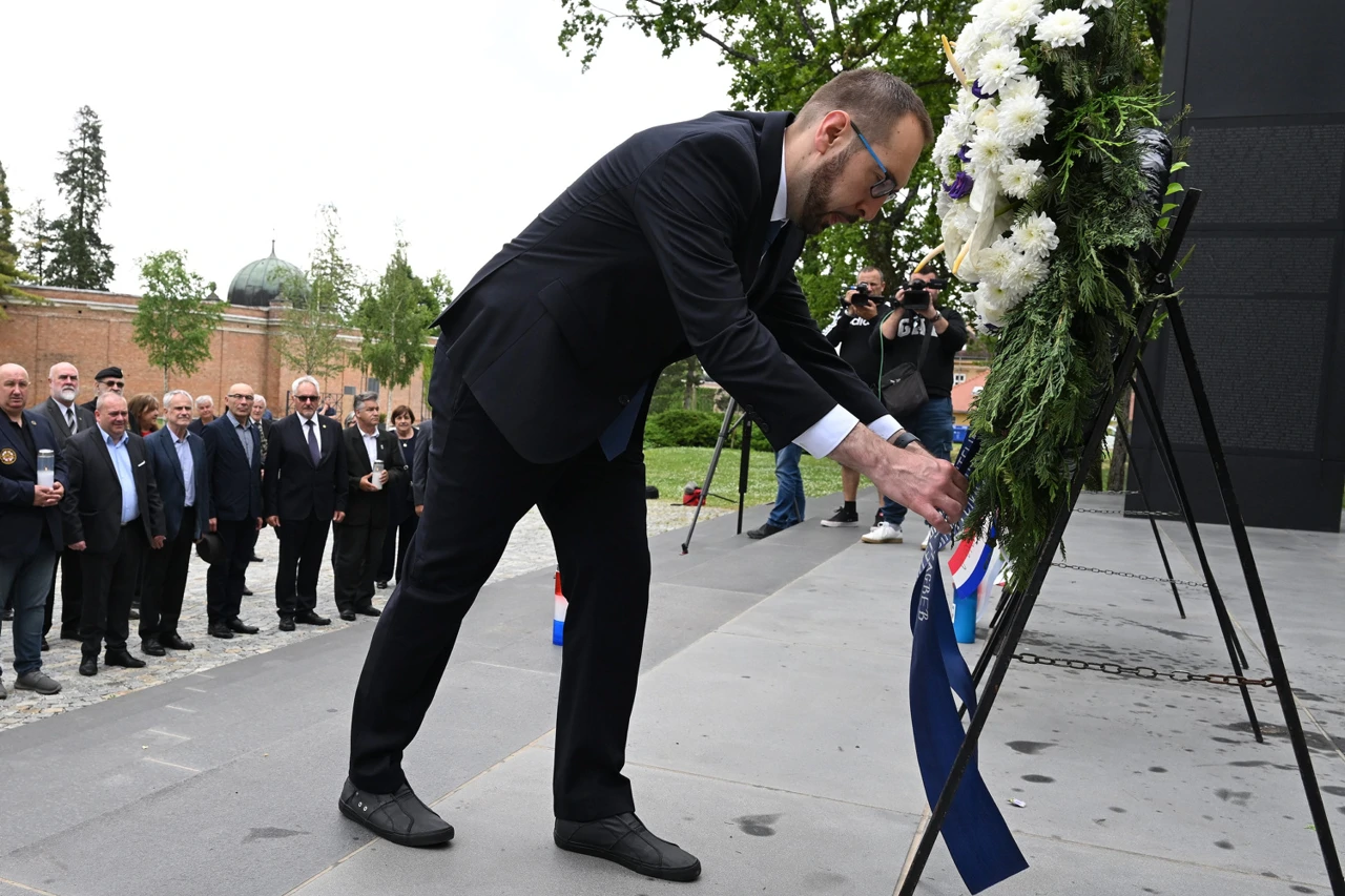 Gradonačelnik Tomašević položio vijence u povodu obilježavanja Dana državnosti