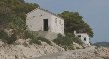 Devastirani otok Smokvica Vela