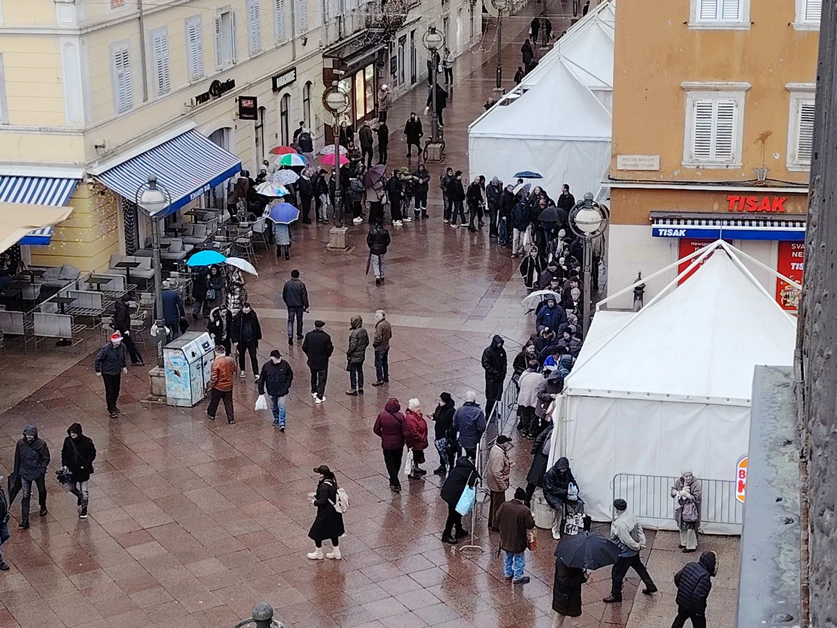U redu za bakalar na riječkom Korzu, Foto: Lena Stojiljković/Radio Rijeka