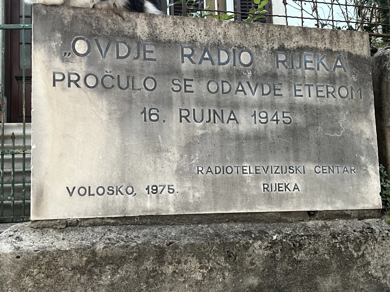 Spomen-ploča ispred kuće u Voloskom od kud se prvi put čulo "Ovdje Radio Rijeka / Qui Radio Fiume", Foto: Vedrana Lisica Pavlović/Radio Rijeka