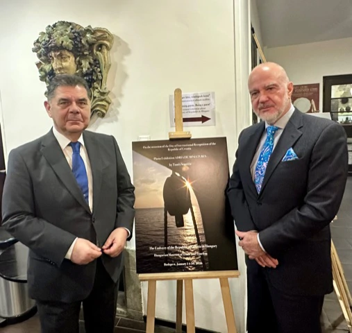 Hrvatski veleposlanik dr.sc. Mladen Andrlić i autor izložbe Tonči Staničić, Foto: Neda Maretić /gh