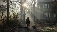 Sunce se probija kroz ruševine Kostjantinivke, 15. studenoga, 2025.