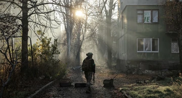 Sunce se probija kroz ruševine Kostjantinivke, 15. studenoga, 2025.