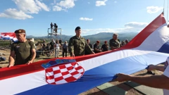 Podizanje zastave u Kninu