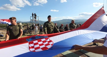 Podizanje zastave u Kninu