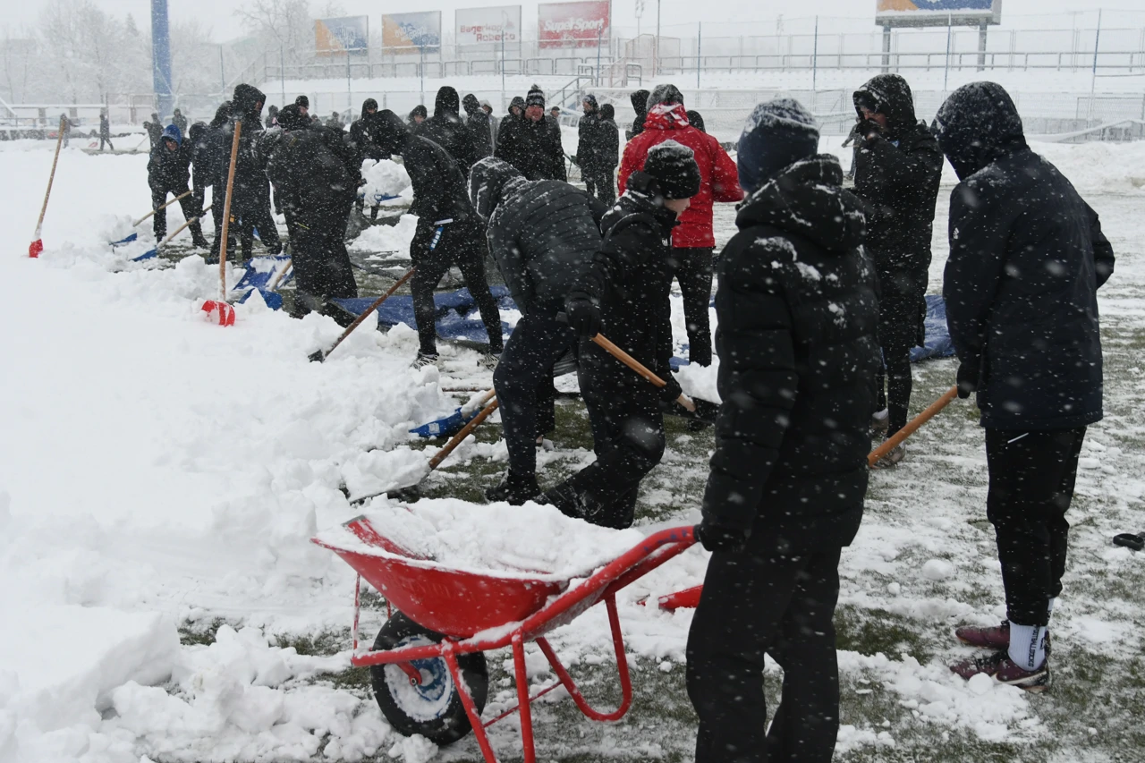 Ćišćenje travnjaka NK Varaždin, Foto: Damir Špehar/PIXSELL