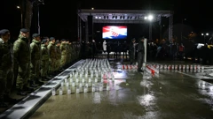 Zagreb: Ispred Spomenika dr. Franji Tuđmanu, lampašima je ispisano ime grada Vukovara i napravljen je križ , Foto: Neva Zganec/PIXSELL