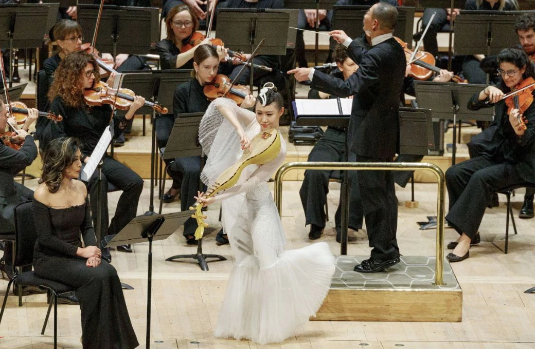 Tan Dun i plesačica koja svira pipu - izvedba "Buddha Passion"
