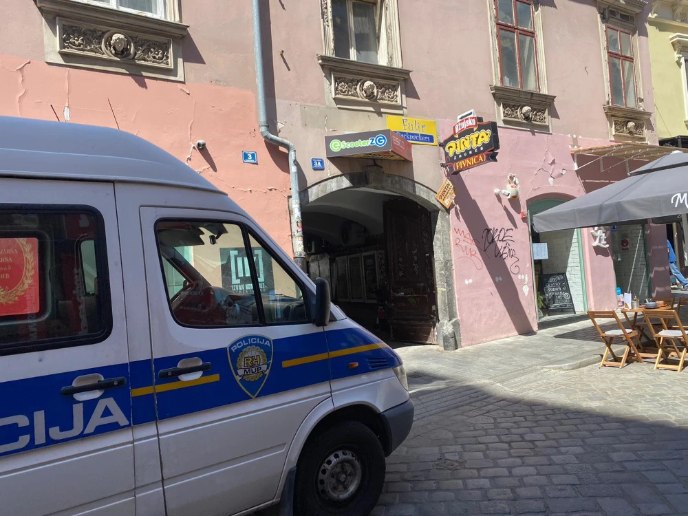 U Radićevoj 3A ispred dvorišne zgrade okupili su se novinari