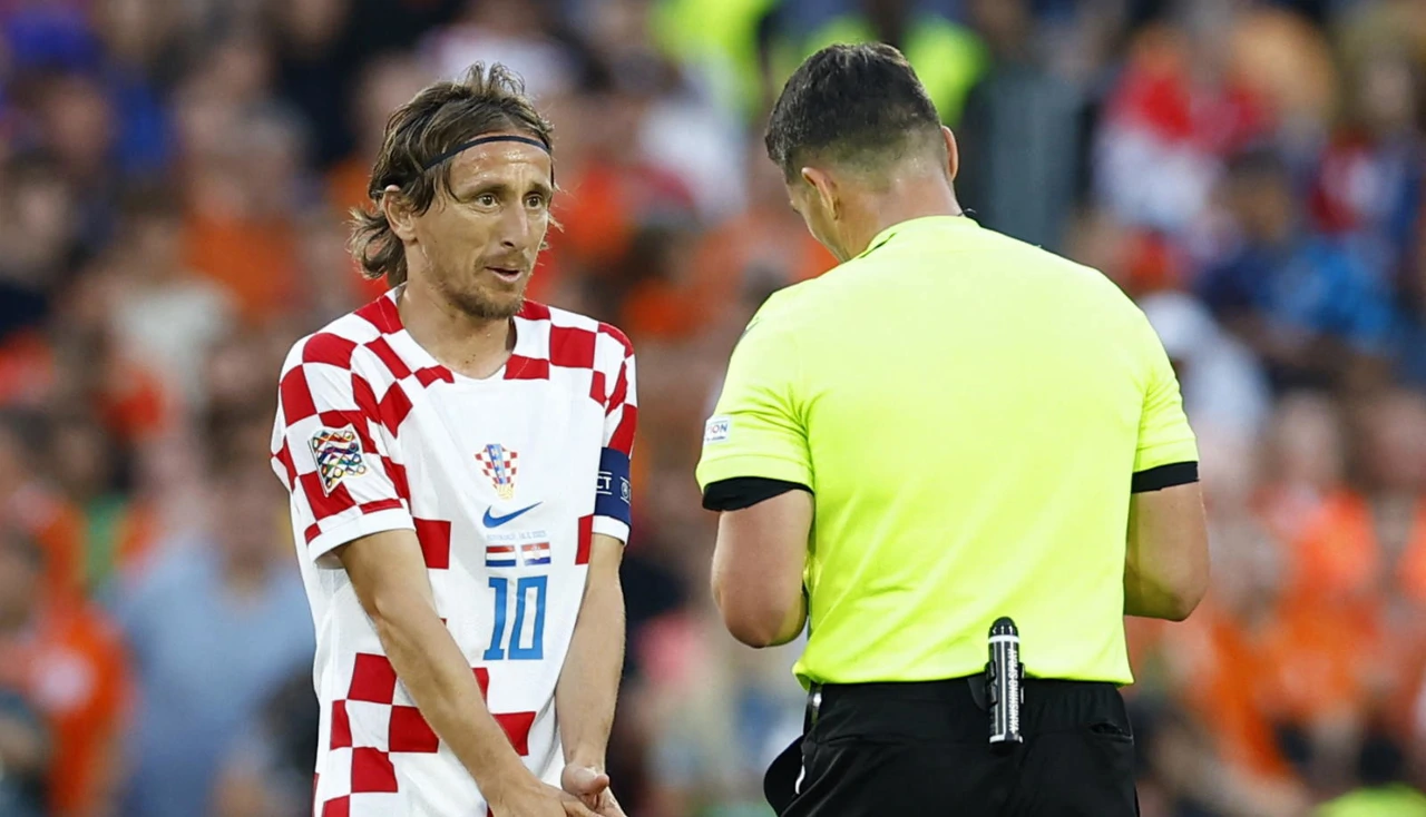 Luka Modrić i sudac Istvan Kovacs