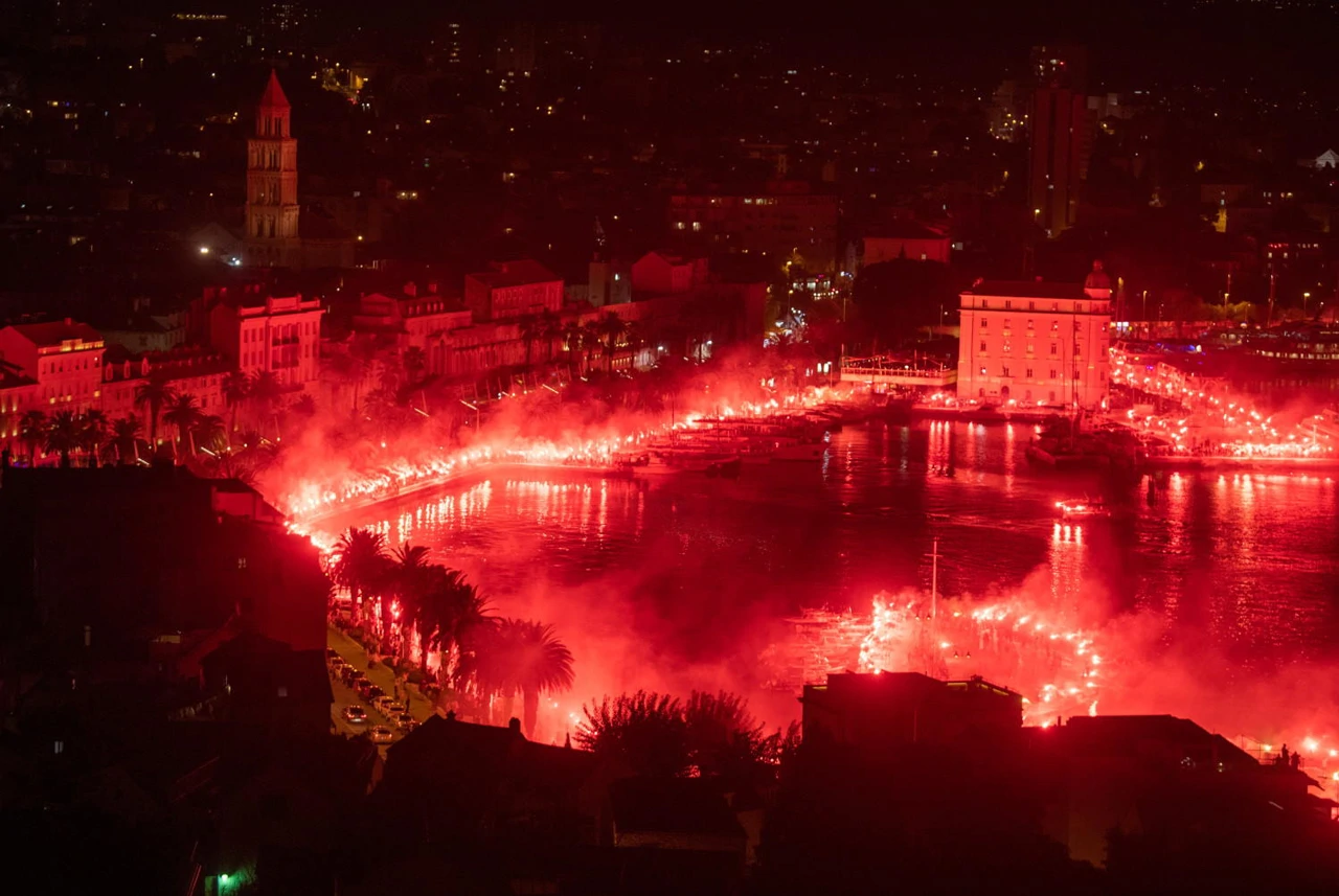 Baklje na splitskoj rivi, Foto: Paun Paunović/CROPIX