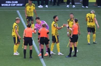 Igrači sa sutkinjom Tori Penso , Foto: Katie Stratman/IMAGN IMAGES via Reuters