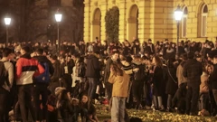 Okupljanje mladih ispred HNK