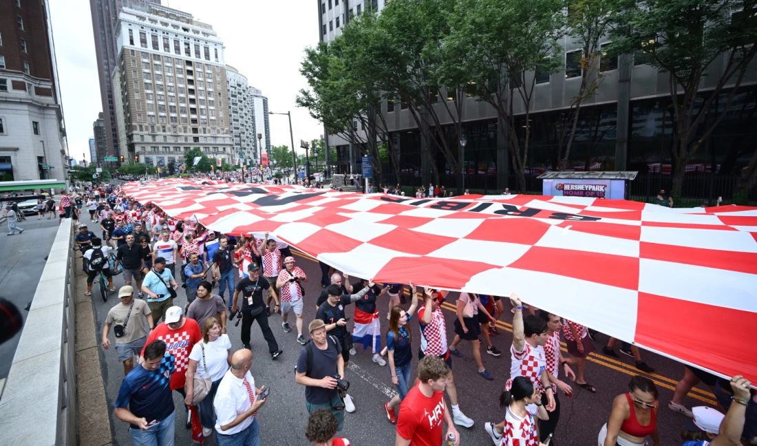 Najveća hrvatska navijačka zastava i u Philadelphiji , Foto: Boris Kovačev/CROPIX