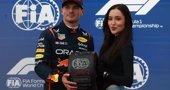 Influencerica Janelle Žarmenova daje nagradu za "pole-position" Verstappenu 