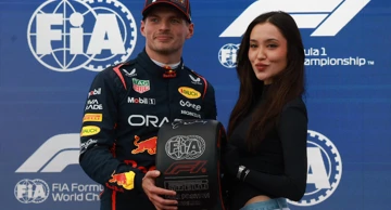 Influencerica Janelle Žarmenova daje nagradu za "pole-position" Verstappenu 