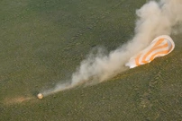Svemirska kapsula Sojuz sletjela je uz pomoć padobrana u kazahstansku stepu, Foto: Bill Ingalls/NASA / REUTERS