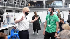 Premijer Boris Johnson u centru za cijepljenje 
