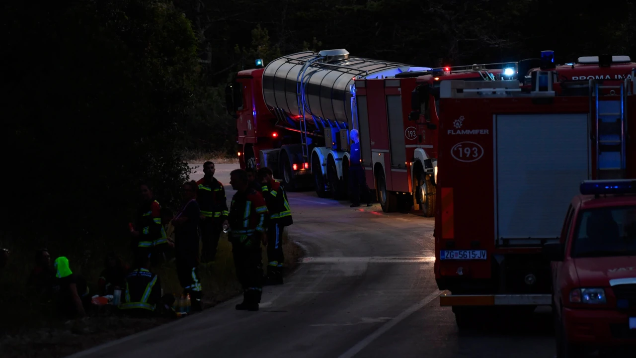 Vatrogasci na otoku Braču nastavljaju gasiti požar, Foto: Josko Ponos/CROPIX
