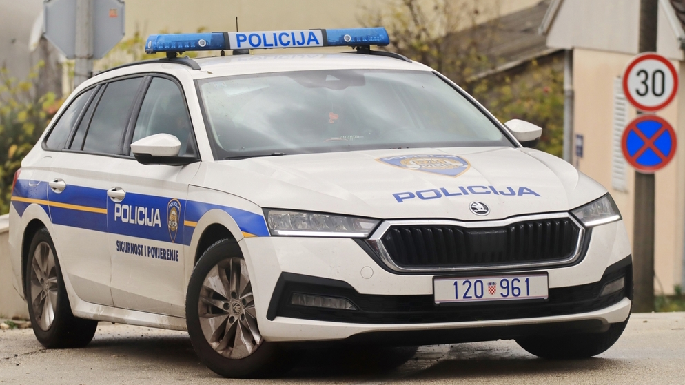 Betrunken und unter Drogeneinfluss flüchtete er mit einem Fahrzeug vor der Polizei und verursachte einen Verkehrsunfall 3 shutterstock 2418078589 20250620110403