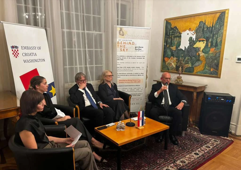 Na otvorenju izložbe: “Iza neba” – Sjećanje na nestale osobe iz Domovinskog rata (1991-1995)