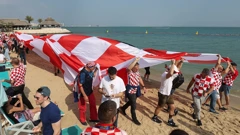 Hrvatski navijači razvili zastavu na plaži u Dohi