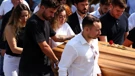 Prizor sa sprovoda Dioga Jote (supruga Rute Cardoso uz lijes) i njegova brata Andrea Silve
