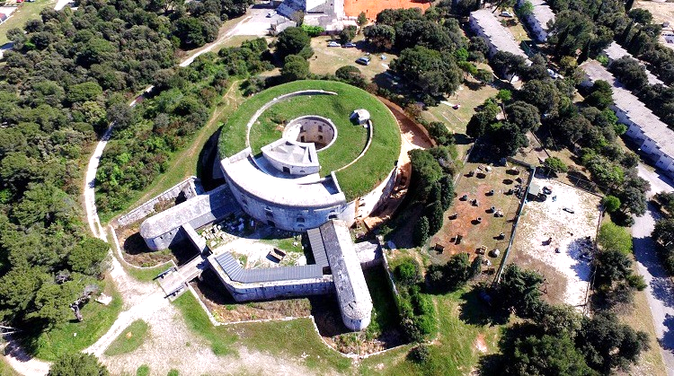 Ilustracija Fort Bourguignon Pula