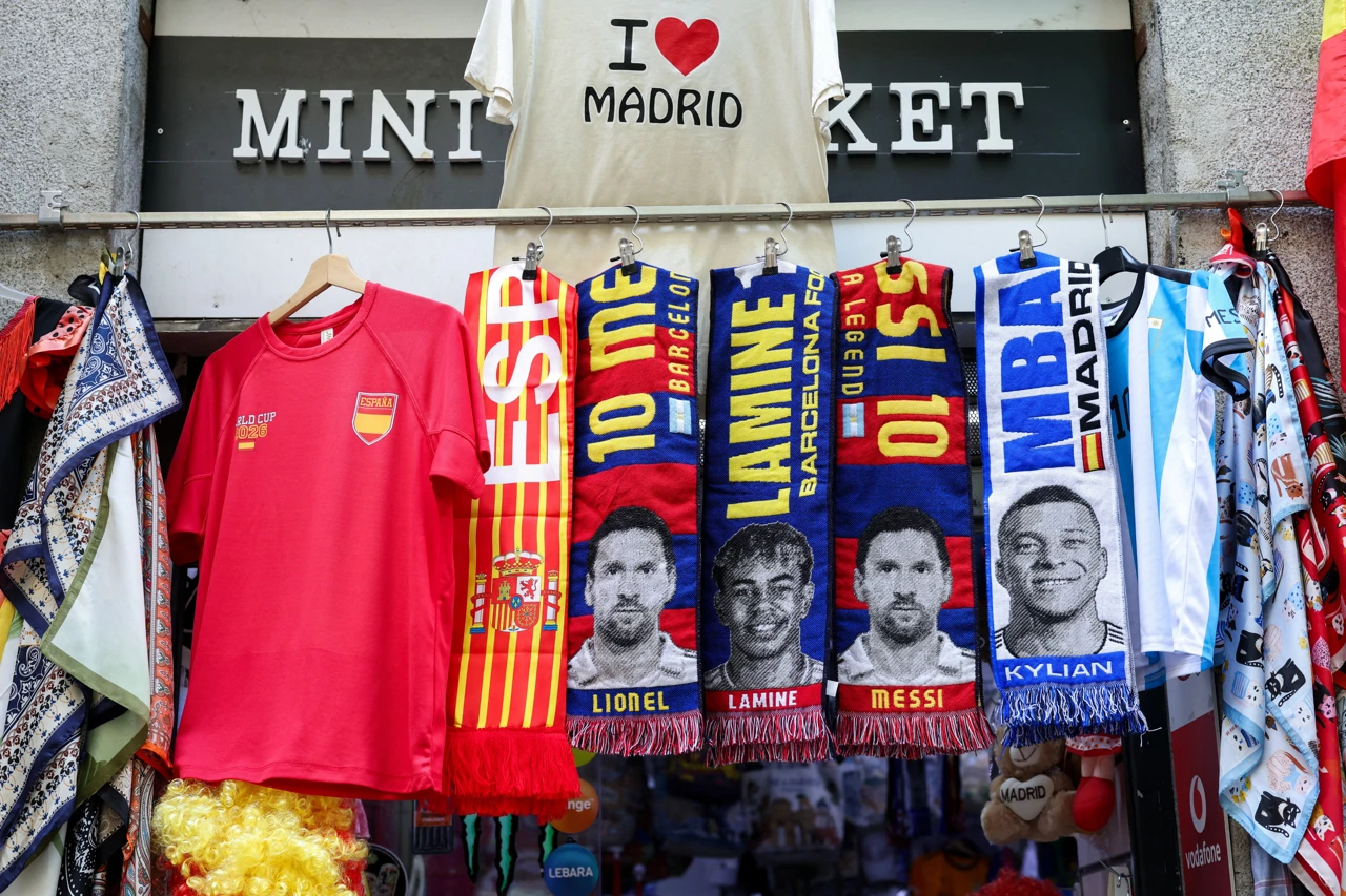 Navijački rekviziti u Madridu, Foto: Alejandro Martinez Velez/REUTERS
