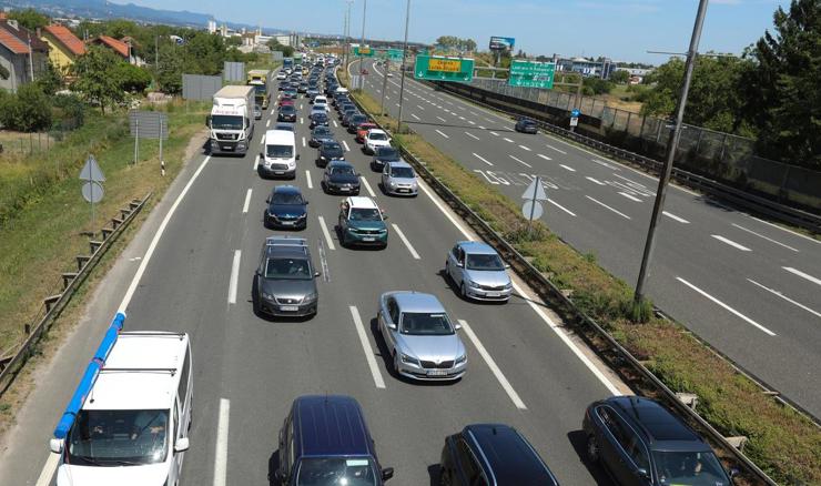 Prometni kaos u Hrvatskoj; kolone na cestama, na granicama se čeka do šest sati