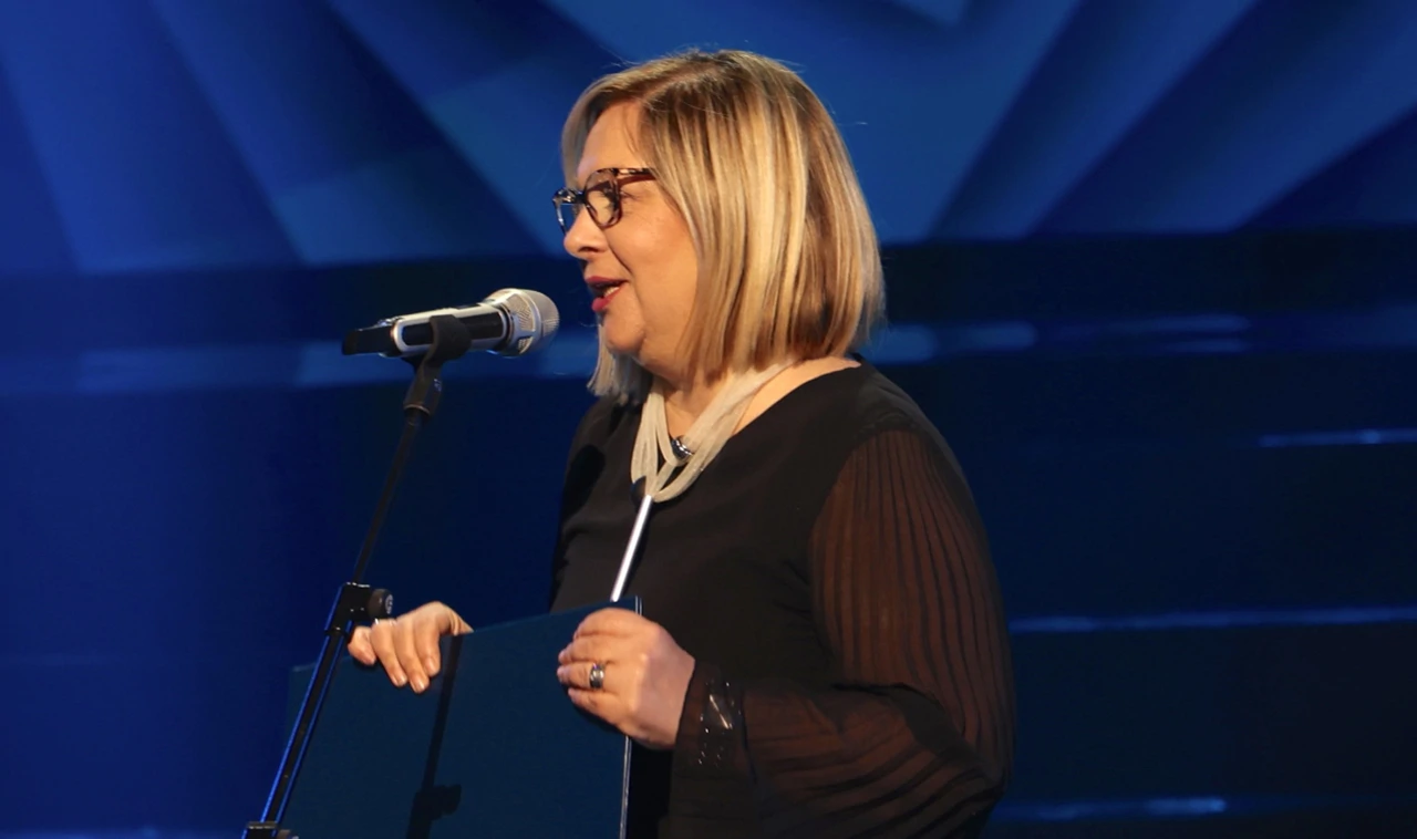 Glavna urednica programa Hrvatskoga radija, gospođa Eliana Čandrlić Glibota, preuzima nagradu u ime Zlatka Turkalja
