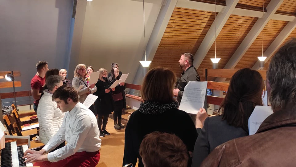 Orguljaš Gabrijel Lovrić-Caparin uz Zbor HKZ Ehingen pod vodstvom Jure Vojkovića