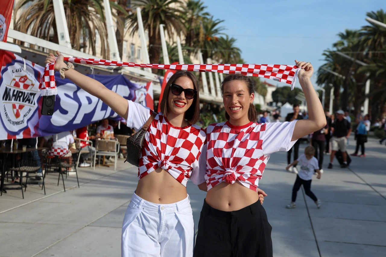 Navijačice u Splitu, Foto: Sanjin Strukic/PIXSELL