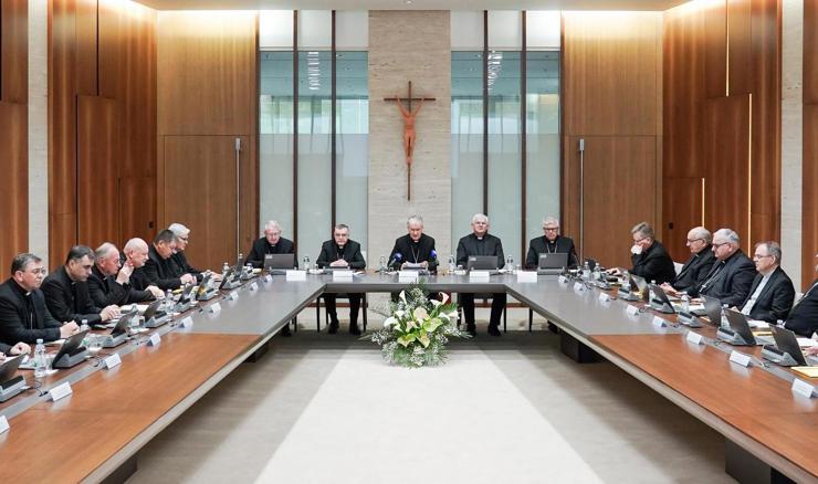 HBK: Zasjedanje u duhu molitve za mir, Papa jednako misli na sve žrtve