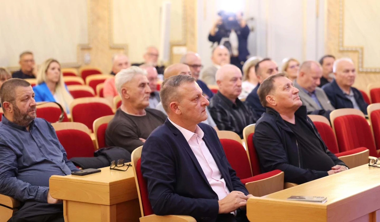 Na promociji knjige "Svjedok jednog vremena" okupljene je dočekao i pozdravio o.d. župana Mato Lukić