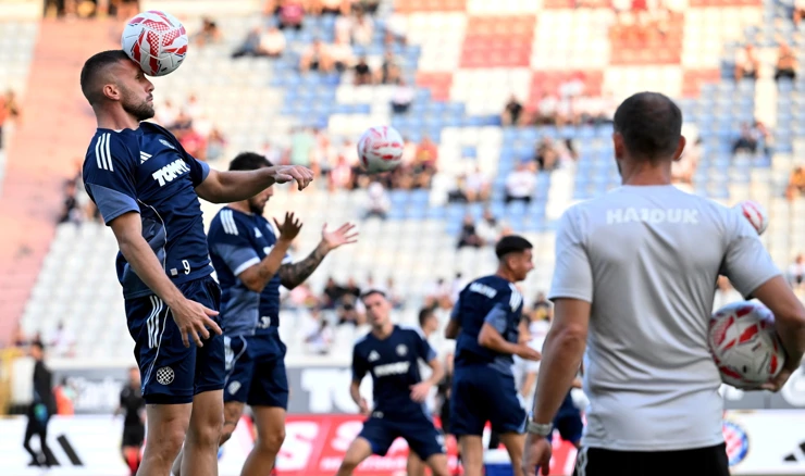 Hajduk - Lokomotiva, zagrijavanje igrača 