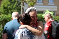 Navijači Liverpoola u zagrljaju kraj Anfielda, Foto: Temilade Adelaja/REUTERS