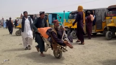 Ljudi iz Afganistana prelaze granicu s Pakistanom