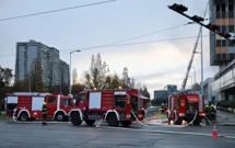 Vatrogasci ispred zgrade Vjesnika, Foto: Patrik Macek/Pixsell